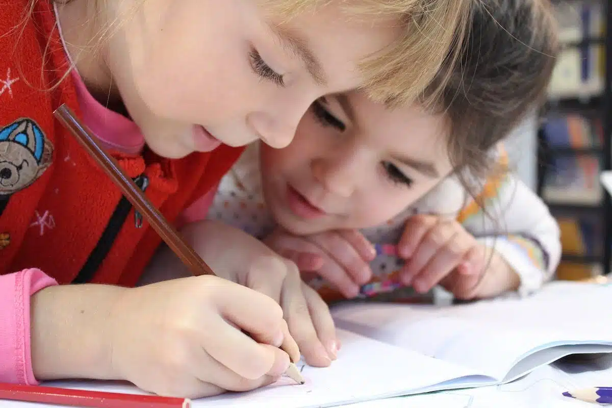 enfants étudiant