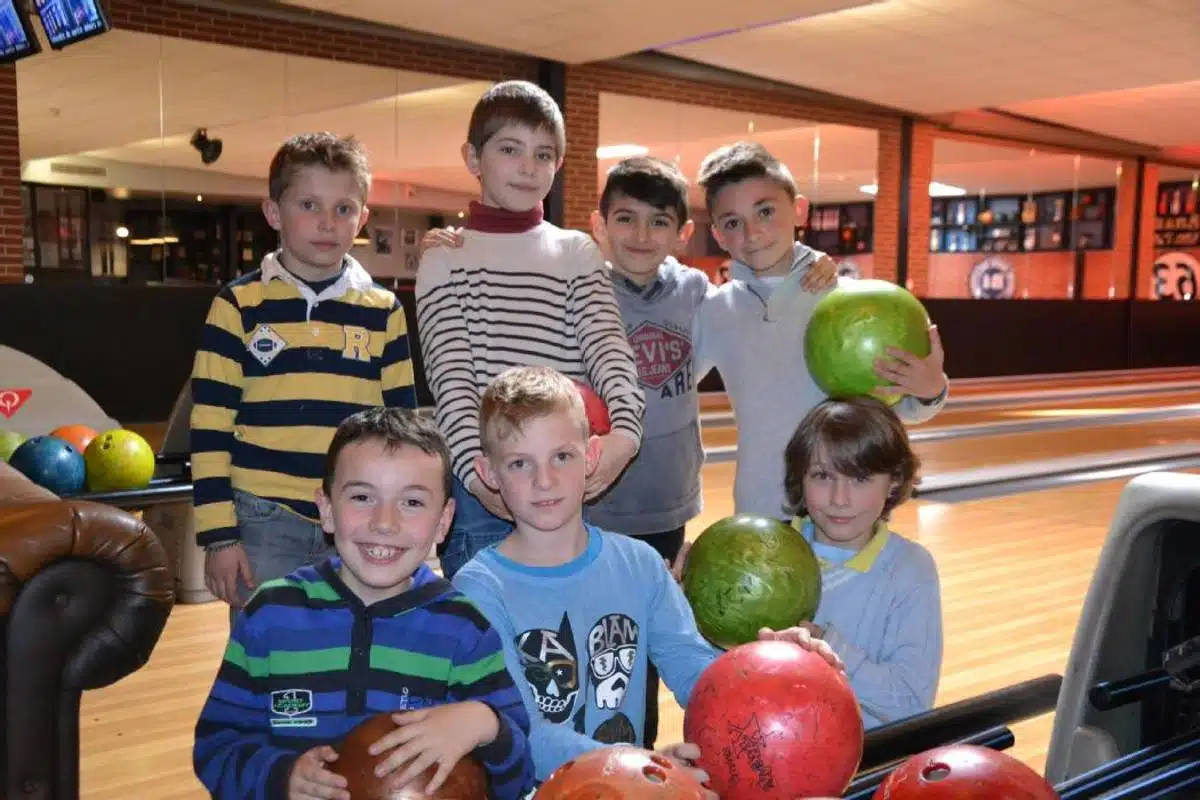 Bowling à Bordeaux célébrez l'anniversaire de vos enfants ou une sortie en famille réussie